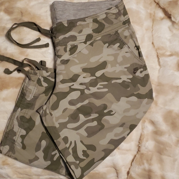 Nike Pants - Nike-casual capri pant